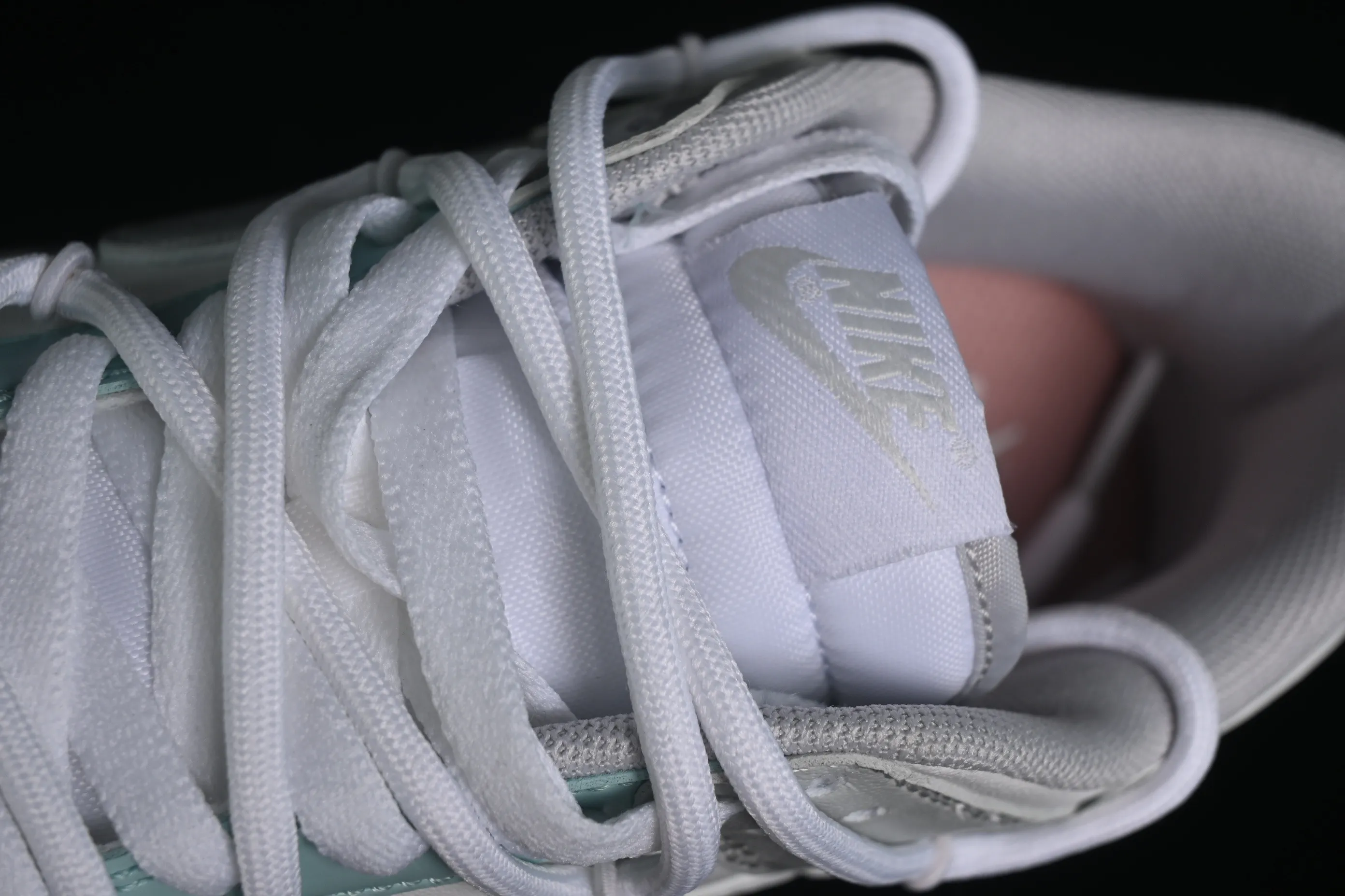 All categories Nk SB Dunk Series Nk SB Dunk Low High-end customized low-top sneakers Nike SB Dunk Low Gray and white straps low-top casual sneakers HF0730-160